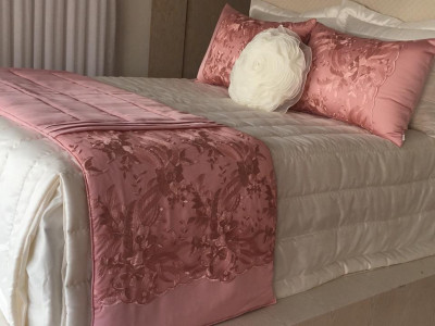 Colcha bege com detalhes em  Rosa