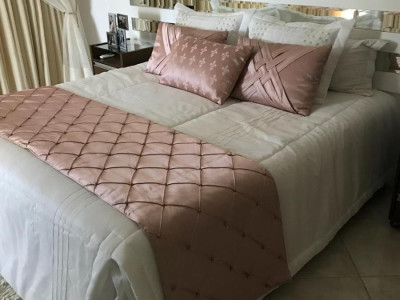 Colcha bege com detalhes em  Rosa
