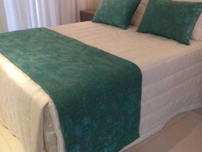 Colcha bege com detalhes em  Verde