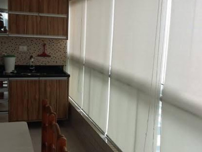 Persiana Rolô tela solar cor cru translucida assim proporcionando amplitude na varanda gourmet